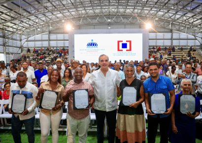 Presidente Abinader entrega 1,500 títulos de propiedad en Nuevo Domingo Savio y eleva a 3,500 los certificados otorgados