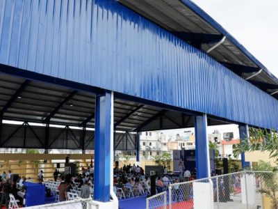 Presidente Abinader inaugura dos modernos techados escolares para promover educación y deporte