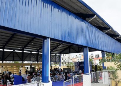 Presidente Abinader inaugura dos modernos techados escolares para promover educación y deporte