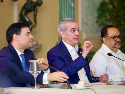 Presidente Luis Abinader reafirma respaldo a la clase artística y escucha propuestas del sector cultural