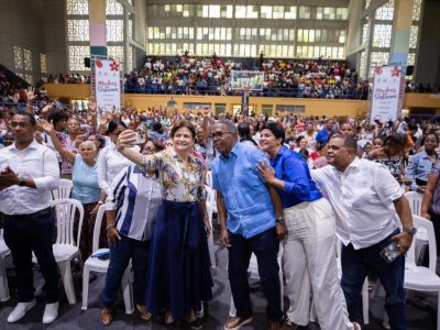 Vicepresidenta Raquel Peña comparte con miles de madres en Barahona durante jornada “Madres que Sostienen”
