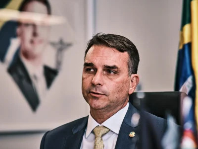 Flávio Bolsonaro acusa a Lula de vínculos con el crimen