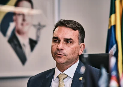 Flávio Bolsonaro acusa a Lula de vínculos con el crimen