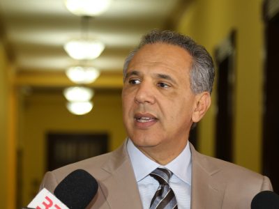 Defensa de José Ramón Peralta celebra fallo de no ha lugar