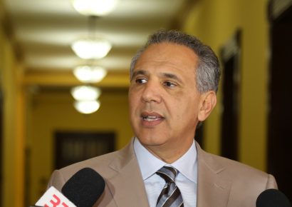 Defensa de José Ramón Peralta celebra fallo de no ha lugar