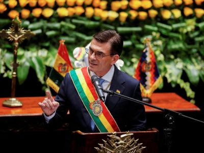 El presidente de Bolivia reduce en un 50 % su salario y el de sus ministros en medio de la crisis social en el país