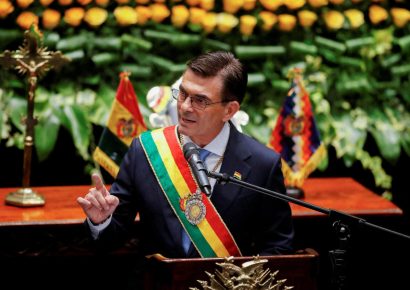 El presidente de Bolivia reduce en un 50 % su salario y el de sus ministros en medio de la crisis social en el país