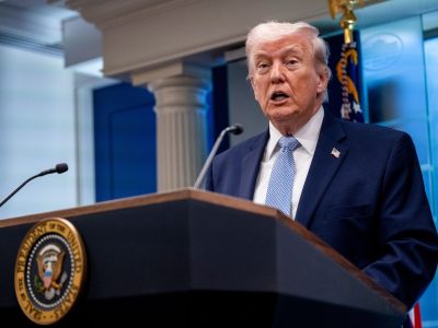 Trump asegura que EE. UU. negocia con Irán pese a nuevo enfrentamiento en Ormuz