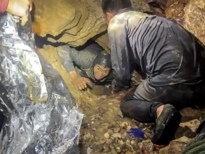 Rescatan a cinco mineros en Laos; buscan a dos desaparecidos