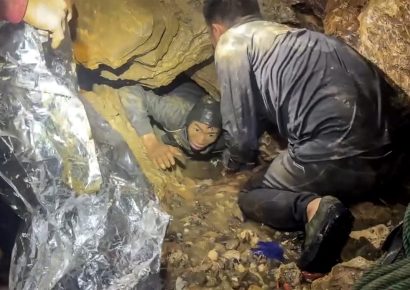 Rescatan a cinco mineros en Laos; buscan a dos desaparecidos