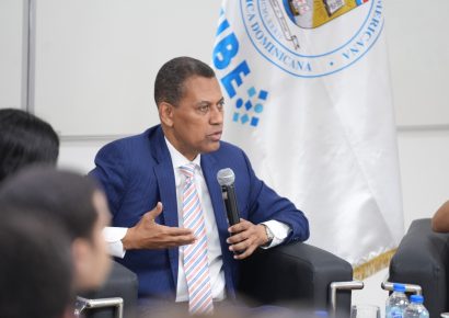 Guido Gómez Mazara exhorta a jóvenes a involucrarse en el uso responsable de la tecnología