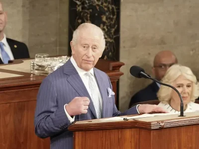 El rey Carlos III presenta el plan legislativo mientras crece la presión sobre Starmer