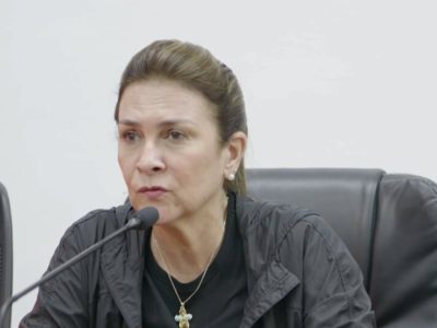 La alcaldesa Carolina Mejía orienta a comunitarios de Villa Consuelo a mejorar manejo de desechos y drenaje pluvial