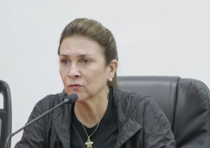 La alcaldesa Carolina Mejía orienta a comunitarios de Villa Consuelo a mejorar manejo de desechos y drenaje pluvial