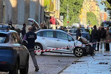 Ocho heridos tras atropello masivo en Módena; detenido el conductor