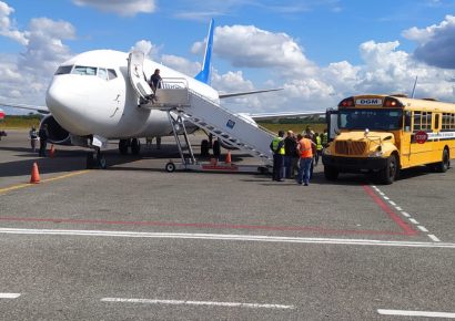 EE. UU. deporta 77 expresidiarios dominicanos por delitos federales