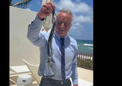 Robert F. Kennedy Jr. se viraliza al atrapar serpientes en Florida
