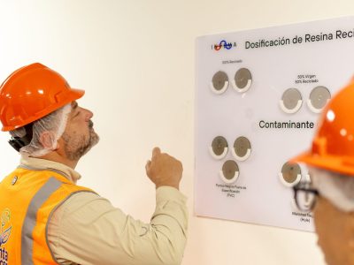 Paíno Henríquez inspecciona primer modelo de reciclaje “botella a botella” de PET en República Dominicana