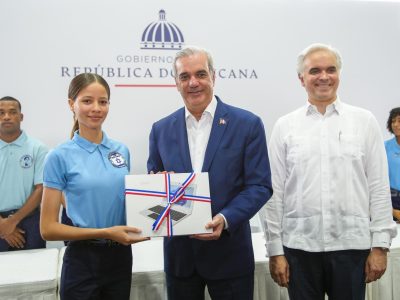 Abinader insta a jóvenes a prepararse en inglés y nuevas tecnologías