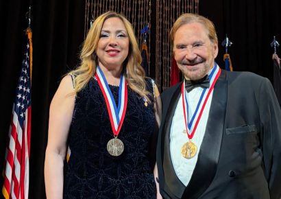Arqueóloga dominicana Kathleen Martínez y su esposo recibe prestigioso premio “Ellis Island” uno de los más importantes de EE.UU