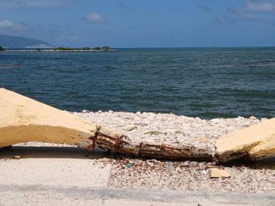 Bancos del malecón de Barahona colapsan por falta de mantenimiento