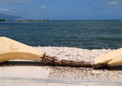 Bancos del malecón de Barahona colapsan por falta de mantenimiento
