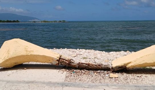 Bancos del malecón de Barahona colapsan por falta de mantenimiento