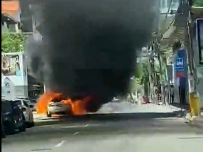 Vehículo se incendia frente a Blue Mall