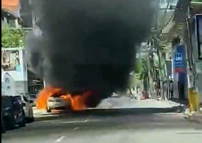 Vehículo se incendia frente a Blue Mall