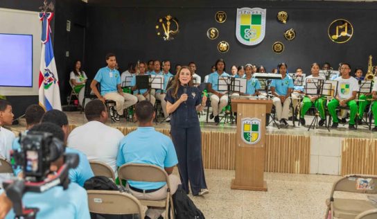 Carolina Mejía lleva educación ambiental a estudiantes de Gualey