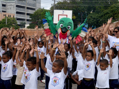 Colí, la mascota de Santo Domingo 2026, conquista corazones en comunidades