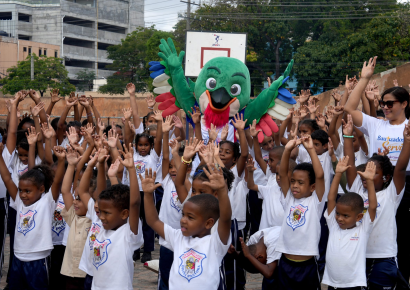 Colí, la mascota de Santo Domingo 2026, conquista corazones en comunidades