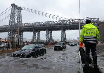 Tormentas inundan Nueva York y paralizan transporte