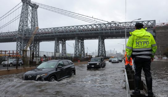 Tormentas inundan Nueva York y paralizan transporte