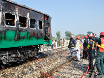 Tragedia en Pakistán: ataque explosivo contra un tren deja 29 muertos y más de 100 heridos