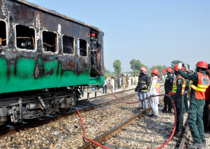 Tragedia en Pakistán: ataque explosivo contra un tren deja 29 muertos y más de 100 heridos