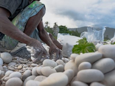 Medio Ambiente autoriza recolección artesanal controlada de cantos rodados en playas de Barahona