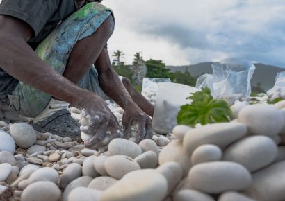 Medio Ambiente autoriza recolección artesanal controlada de cantos rodados en playas de Barahona