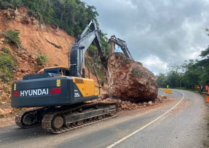 MOPC trabaja en tramo afectado por deslizamientos en Los Haitises