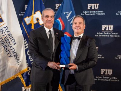EE. UU. felicita a Abinader por premio «Champion of Freedom»