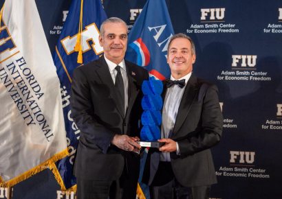 EE. UU. felicita a Abinader por premio «Champion of Freedom»