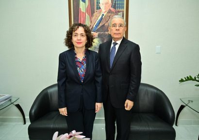 Embajadora de España sostiene encuentro con expresidente Danilo Medina en sede del PLD
