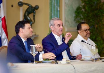 Abinader se reúne con artistas y propone Semana del Merengue
