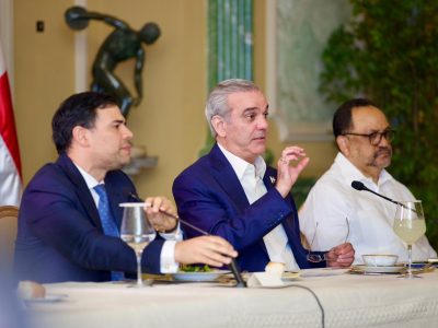 Abinader se reúne con artistas y propone Semana del Merengue