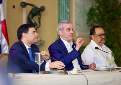 Abinader se reúne con artistas y propone Semana del Merengue