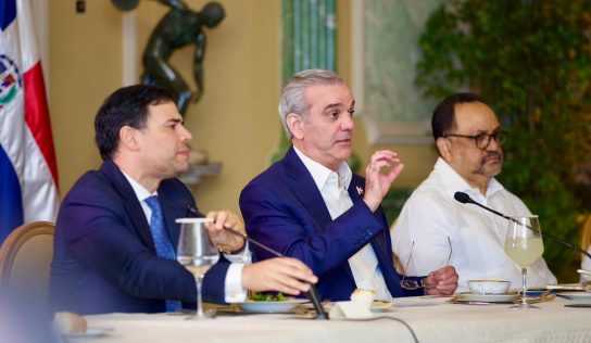 Abinader se reúne con artistas y propone Semana del Merengue