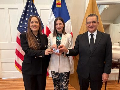 JCE entrega primera nueva cédula en el exterior a embajadora de RD ante EE. UU.