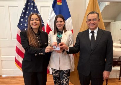 JCE entrega primera nueva cédula en el exterior a embajadora de RD ante EE. UU.