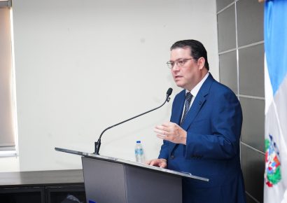 Sanz Lovatón: políticos deben sacrificarse