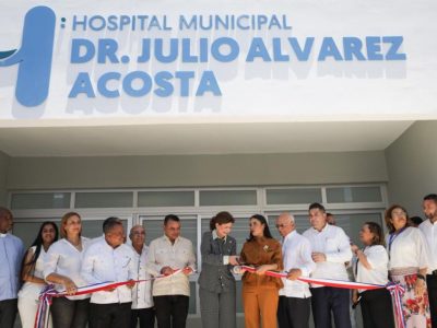 Vicepresidenta Raquel Peña y director del SNS inauguran hospital municipal renovado en Castañuelas
